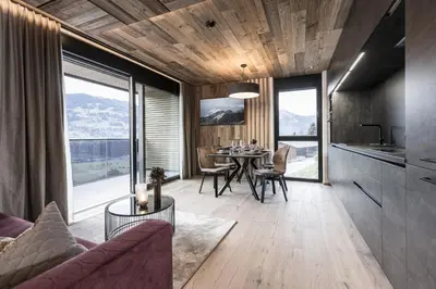 Ein allgemeiner Bergblick oder ein Berglick von des Aparthotels aus