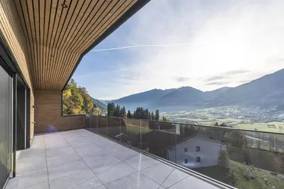 Ein allgemeiner Bergblick oder ein Berglick von des Aparthotels aus