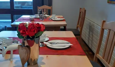 Ein Restaurant oder anderes Speiselokal in der Unterkunft Gästehaus Huber