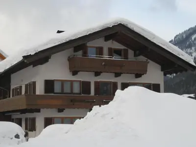 Ein allgemeiner Bergblick oder ein Berglick von des Ferienhauses aus