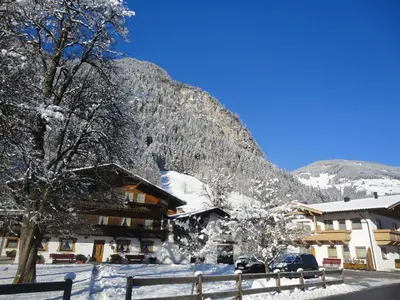 Ein allgemeiner Bergblick oder ein Berglick von des Ferienhauses aus