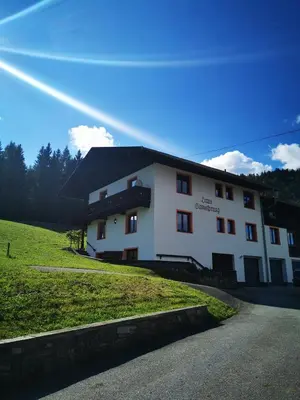 Das Gebäude in dem sich die Ferienwohnung befindet