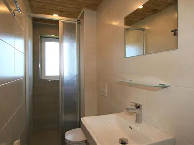 Ein Badezimmer in der Unterkunft Apartment Unterflöber-1 by Interhome