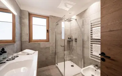 Ein Badezimmer in der Unterkunft LaMonte Luxury Apartments