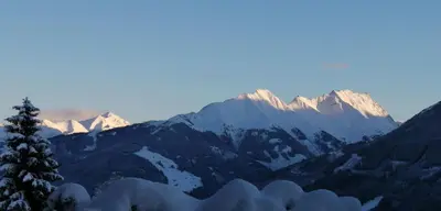 Ein allgemeiner Bergblick oder ein Berglick von der Ferienwohnung aus