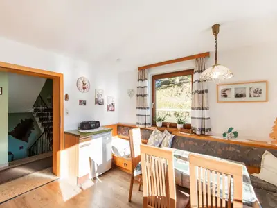 Ein Sitzbereich in der Unterkunft Chalet in Hainzenberg near Ski Slopes