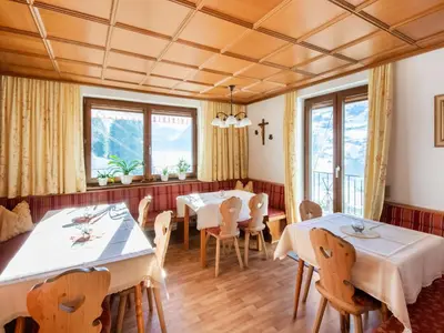 Ein Restaurant oder anderes Speiselokal in der Unterkunft Chalet in Hainzenberg near Ski Slopes