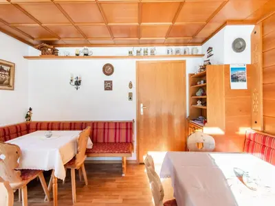 Ein Sitzbereich in der Unterkunft Chalet in Hainzenberg near Ski Slopes