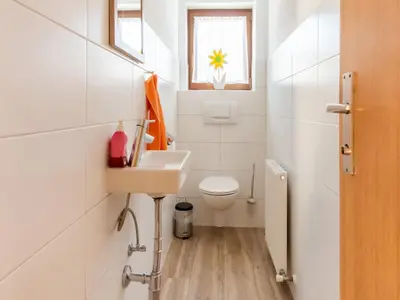 Ein Badezimmer in der Unterkunft Chalet in Hainzenberg near Ski Slopes