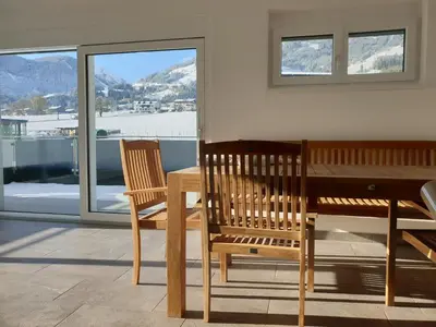 Ein allgemeiner Bergblick oder ein Berglick von des Ferienhauses aus