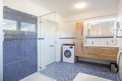Ein Badezimmer in der Unterkunft H19 - Modernes Ferienhaus 145qm, 3SZ, Wellnessbereich mit Sauna und Dachterrasse mit Panoramablick, Kühlen und Heizen mit Geothermie