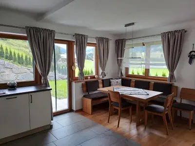 Ein Sitzbereich in der Unterkunft Ferienwohnung Widmann
