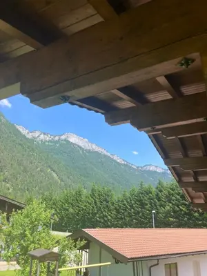 Ein allgemeiner Bergblick oder ein Berglick von der Ferienwohnung aus