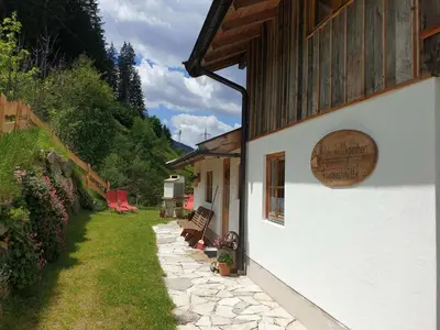 Das Gebäude in dem sich das Ferienhaus befindet