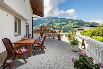 Ein allgemeiner Bergblick oder ein Berglick von der Ferienwohnung aus