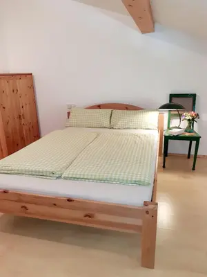 Ein Bett oder Betten in einem Zimmer der Unterkunft FEWO Niederndorferberg