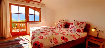 Ein Bett oder Betten in einem Zimmer der Unterkunft FEWO Niederndorferberg