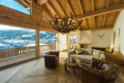 Ein allgemeiner Bergblick oder ein Berglick von des Ferienhauses aus