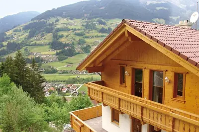 Ein allgemeiner Bergblick oder ein Berglick von des Ferienhauses aus