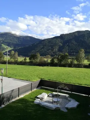 Ein allgemeiner Bergblick oder ein Berglick von des Ferienhauses aus