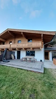 Das Gebäude in dem sich das Ferienhaus befindet