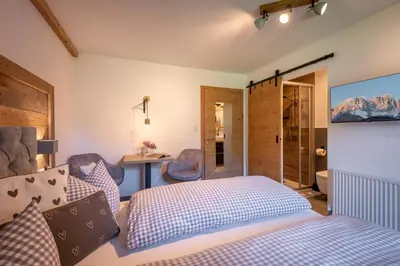 Ein Bett oder Betten in einem Zimmer der Unterkunft Pension Edelweiss