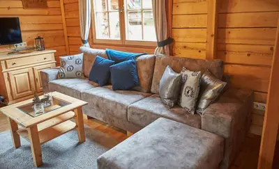 Ein Sitzbereich in der Unterkunft Drei Hittn Saalbach