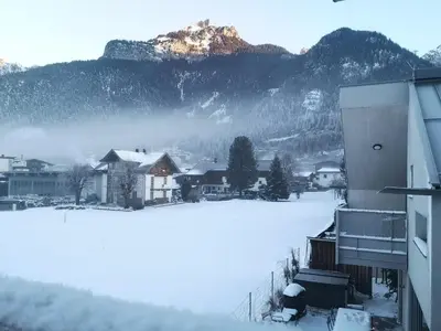 Ein allgemeiner Bergblick oder ein Berglick von des Ferienhauses aus