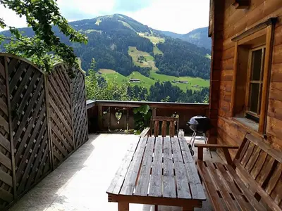 Ein allgemeiner Bergblick oder ein Berglick von des Ferienhauses aus
