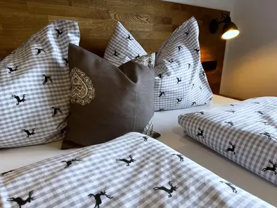 Ein Bett oder Betten in einem Zimmer der Unterkunft Ferienwohnungen Kirchenwirt