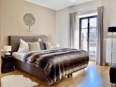 Ein Bett oder Betten in einem Zimmer der Unterkunft STADTVILLA BELLE KITZ im Zentrum mit Sauna by Belle Stay