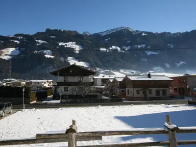Ein allgemeiner Bergblick oder ein Berglick von des Ferienhauses aus