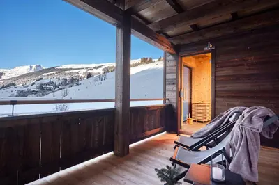Ein allgemeiner Bergblick oder ein Berglick von des Aparthotels aus