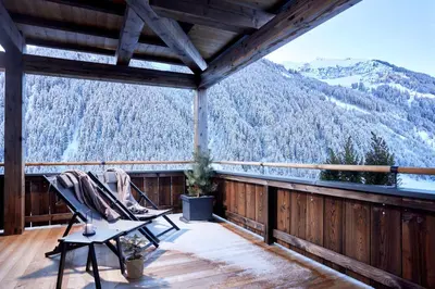 Ein allgemeiner Bergblick oder ein Berglick von des Aparthotels aus