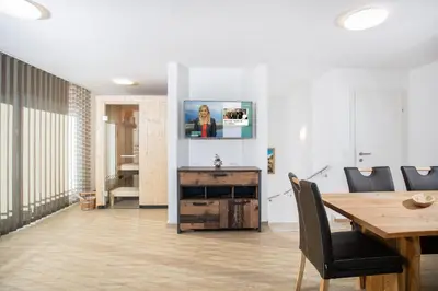 TV/Unterhaltungsangebot in der Unterkunft H21 - Modernes Ferienhaus 145qm, 4SZ, Wellnessbereich mit Sauna und Dachterrasse mit Panoramablick, Kühlen und Heizen mit Geothermie