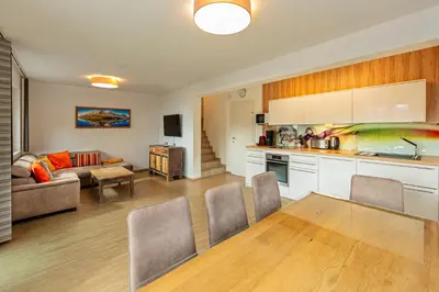 Küche/Küchenzeile in der Unterkunft H21 - Modernes Ferienhaus 145qm, 4SZ, Wellnessbereich mit Sauna und Dachterrasse mit Panoramablick, Kühlen und Heizen mit Geothermie