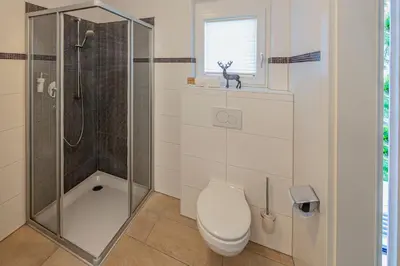 Ein Badezimmer in der Unterkunft H21 - Modernes Ferienhaus 145qm, 4SZ, Wellnessbereich mit Sauna und Dachterrasse mit Panoramablick, Kühlen und Heizen mit Geothermie