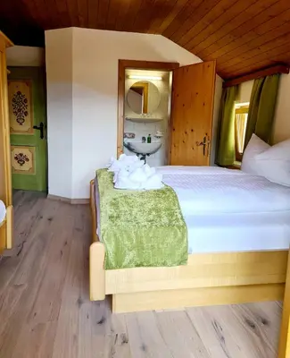 Ein Bett oder Betten in einem Zimmer der Unterkunft Hotel Alpenhof***