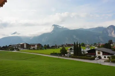 Ein allgemeiner Bergblick oder ein Berglick von des Bed & Breakfasts aus