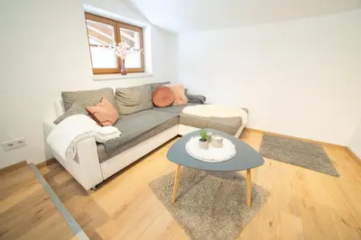 Ein Sitzbereich in der Unterkunft Ferienwohnung am Wald