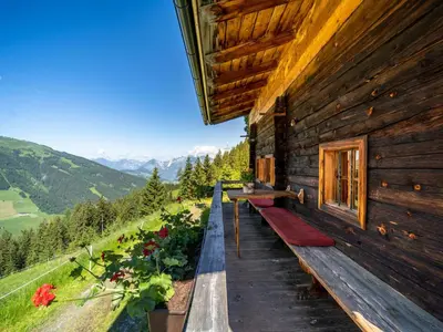Ein allgemeiner Bergblick oder ein Berglick von des Ferienhauses aus
