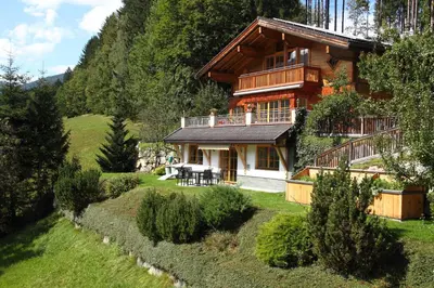 Ein Garten an der Unterkunft Am Waldrand