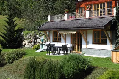 Ein Garten an der Unterkunft Am Waldrand