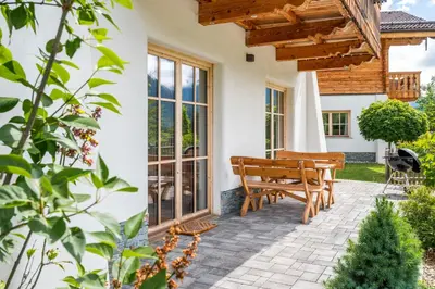 Ein Garten an der Unterkunft Chaletdorf am Sonnenhang
