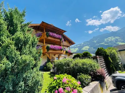 Ein allgemeiner Bergblick oder ein Berglick von der Ferienwohnung aus