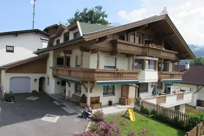 Das Gebäude in dem sich die Ferienwohnung befindet