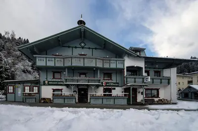 Das Gebäude in dem sich das Gasthaus befindet