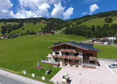 Ein allgemeiner Bergblick oder ein Berglick von der Ferienwohnung aus