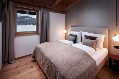 Ein Bett oder Betten in einem Zimmer der Unterkunft Alpin Residenzen Buchensteinwand St. Ulrich by Alpina-Holiday