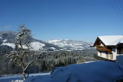 Ein allgemeiner Bergblick oder ein Berglick von der Ferienwohnung aus